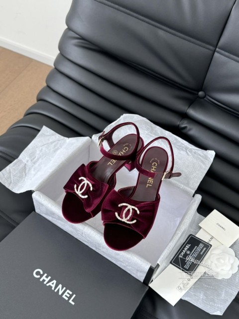 Chanel 24K走秀款玛丽珍单鞋简约又不失甜美俏皮！鞋头经典拼色简约易搭，搭配一字带更加跟脚。内 1037