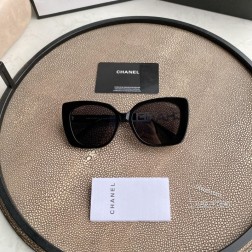 Chanel 偏光CHANEL风字母镶钻镜腿 猫眼造型 带上显脸小 时尚又时髦 镜腿采用施华洛世奇钻石设计 尺寸59-16-秘特殊渠道货源秘㊣配备独家全套包装(礼品袋+发票+外盒+内盒+眼镜布+磨砂眼镜袋+磨砂镜腿袋)