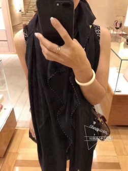 最牛版 【L花皇冠方巾】 精致重磅！！！细节感真心牛！】LV专柜限量金属老花饰扣，纯手工金线卷边披肩！！这个卷边超级费工时，熟练的老工人一天都只能做一两条条，一般的工人根本做不来！！没错，真的太重工了，实物你拿到手绝对赞叹！！！这款除了加分的锁边工艺，还有就是最灵魂的LV暗纹老花面料，这个市面上有很多鱼目混珠版本，老姐妹们记得擦亮眼睛，懂得人太懂了我就不多说了！！好的东西真的手感一模就能感受到！相信我，实物质感真的绝了，无敌好！！！这款真的无比推荐，一上身就疯狂喜欢！简约而百搭！专柜的最新限量系