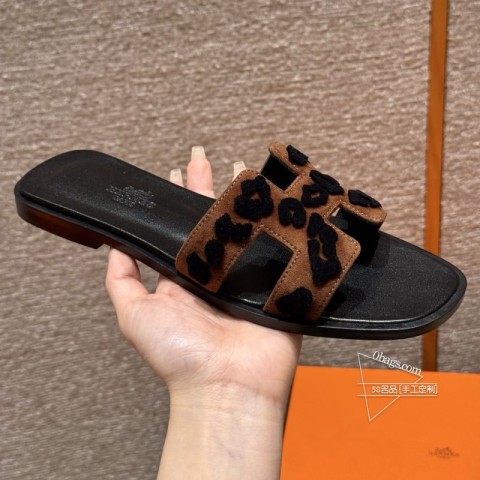 款式Style ：181 Oran 拖鞋颜色Colour：烟熏褐Brun Fume鞋面材料Upper 319