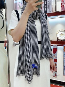【 同步官网，Bur时尚的情怀。日常时髦实用款】Burberry新款，真的无敌时髦百搭！！独有的格调，这才是大牌最迷人的地方！时时刻刻都具有存在感，彻底征服！尤能体现品味！这款暗纹标志Logo实在是高级！！配色和设计都很有韵味，显得气质和优雅，比高雅更增加一种帅气，很有品牌的独特时髦感！！！尺寸规格：70cm丝毛长巾！