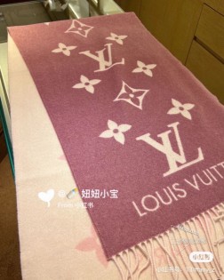  高品质 LV路易威登原单正品原标 支持验货！高端客户必入！现在全世界都在找她，无心炒作，但是这个款姐一定要擦亮眼睛，认准我们品质，随便跟正品对比细节，无论是渐变颜色的过渡还是围巾的边角线，这种细节不是随便谁家的货都有的 路易威登LOUIS VUITTON羊绒渐变色.风靡全世界.官网rmb8000+，这款围巾以经典路易威登款式为设计原型，两种柔美渐变配色：素雅的粉蓝或百搭的黑灰。由柔软温暖的纯山羊绒织就，并以提花工艺织出醒目的标志性Monogram花纹，风格细腻，这款是时下最最流行的莫兰迪配色~