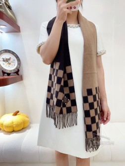 怒赞推荐 手感超好 高端男士款~超级无敌软糯的男士羊绒围巾 LV家ZG同步在售，这个价格真的无敌超值！亲妈价格回馈~买到绝对值 LV家非常正的男士围巾~面料大爱，双面的羊绒纱线真的清晰干净，握在手里绒感真的超级无敌舒服！非常柔软很Man的风格，上身效果无敌好看 大气简约，两面都可以围，任何男生都会喜欢的款吧，有质感不张扬 拍照过程中已经多次被面料质感和撞色的效果迷倒。老花非常精致的点缀，有质感不张扬~尾单余一丢丢福利大家~ 手感非常柔软舒服 中等厚度，非常亲脖子的一款~经典男女通用款式，%羊绒，