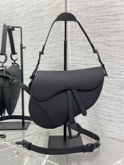 DIOR 黑色磨砂大号【配肩带】 经典马鞍包 王者中的王者地位不可撼动 席卷了整个时尚圈今年依旧火爆啊 这次新发售款推出自配备的细长肩带了!重点还是可拆卸可调节长度不用再花钱去配搭,更是省下一笔 !也再次把热度推向巅峰Size;26×6×18cm77021肩带最长103cm,最短88.5cm