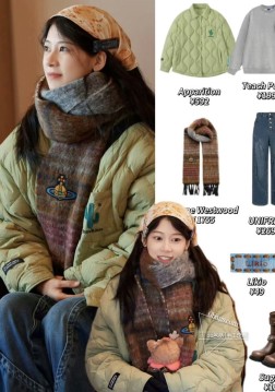  经典大土星马海毛围巾 vivienne westwood西太后土星 英国时装设计师，时装的朋克之母！时尚潮流风格，品质强大，超美的设计！简约大气刺绣Logo精致 这个款不用担心不好看，因为经典的元素洋气的新设计！赠礼的完美之选，充分展现个性风范。品质非常整个首饰给人大牌气场的同时又非常精致，让整个人的层次提升好几个level 绝对值得入手 二色入 尺寸30