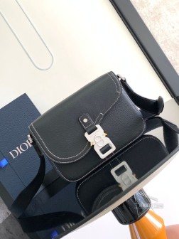 DIOR 配盒 顶级原单 这款马鞍信使包是本季新品,精巧时尚。采用黑色粒面牛皮革精心制作,饰以对比鲜明的缉面线,搭配彰显马鞍风格审美的翻盖,点缀以铝扣提升格调。迷你款式,内部空间宽敞,设有一个贴袋更显精致,可收纳各种日常用品,搭配可调节的皮革和CHRISTIAN DIOR标志提花肩带,可肩背或斜挎。 黑色粒面牛皮革搭配对比鲜明的缉面线 内部饰以DIOR压花标志 可调节的皮革和尼龙CHRISTIAN DIOR标志提花肩带 翻盖开合 铝扣饰以Christian Dior标志和CD首字母 内部贴袋 内
