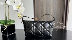 迪奥 黑色金扣大号现货DiorNomad 手提包饭盒包 又一重磅推荐了!近几年的饭盒包大火!各个品牌都有推出过简直谁用谁可爱啊超柔软小牛皮材质的藤格纹像枕头一样饱满我更爱它的枪色金属插扣太高级绝杀细节控暗黑风爱好者冲了!Size;22139.5cm