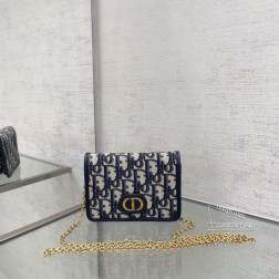 DIOR 30 MONTAIGNE NANO 链条手袋 2177这款 30 Montaigne Nano 链条手袋是一件有着标志性造型的原创实用配饰。采用蓝色 Oblique 印花精心装饰,翻盖饰以CD标志。后侧设有腰带环,可以穿于腰带系在腰间,搭配可拆卸链条肩带,也可斜挎。尺寸:13.5 x 9.5 x 4 厘米