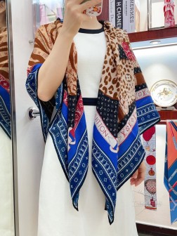  LV典雅高贵 婴儿般的柔软触感 同步专柜【双色豹子 】丝绒印花 巧妙利用驴家包袋图案创造出醒目亮眼的观感，与多种造型完美搭配，拼色低调时髦有品味 奢华全新的经典单品，以混合多种产品标识的设计，羊绒材质极致柔软.奢华的触感。实物真心典雅高贵 高端品质高清呈现 cm，70%羊绒+30%丝