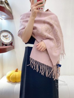 Precious Dragon Reykjavik 围巾携气宇轩昂的巨龙形象恭贺农历新年。华美山羊绒带来舒软质感，LV 字母和灿若珠宝的 Monogram 图案再添品牌韵致，以柔美风姿诉说浪漫絮语。 x 45CM。% 山羊绒Precious Dragon 图案。LV 字母标 Monogram 花卉提花织纹