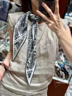 上新 Dior【D巴黎地图菱形巾】！配精致手工卷！多功能配饰！色彩明丽，格调高雅而随性，捕捉一瞬间的灵感融入作品之中，将美的含义发挥到极致。成份：30真丝70棉羊毛，规格：34107～