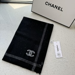 香奈儿年度匠品巨作，CHANEL家璨若酱河，必须收的款，相信大家一直也都有看过这款围巾，因为这个订单工艺超级复杂，四周银丝线边框，银丝都是日本进口再跟纱线合股，围巾通身是非常细小的亮片，看图会以为是一颗颗粘上去的钻，其实是纺到纱线里面的，精致！不用担心脱落问题，面料是定制的超细羊绒纱线，质感非常好！一点都不会扎，触感柔软到舍不得放下，气场强大，灿若星河！尺寸：90厘米