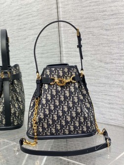 DIOR 砖柜最新C'est 系列优雅而经典蓝色的oblique 老花面料独特的水桶包造型字母Lock 开合饰以旋钮式字母 D可收纳各种日常用品搭配顶部手柄和可调节皮带可拆卸的链条肩带既时尚又百搭size:241024.5cm