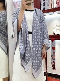 【灰白色】最强牛货 自由进出专柜无压力 皇室LV路易威登极品硬货 品质极好极好的 经典Monogram暗纹图案风靡了全世界。是个人都见过的一款 可是你未必见过最高端的 女人的衣柜里面绝对不能少的一件单品，但是你千万别拿某宝廉价的货色来磕碜自己 既然选择驴牌，你就一定选择有灵魂的东西 精工高密度字体无比清晰 面料为最顶级高原开司米尔羊毛真丝(和专柜一样) 手感柔软丝滑 奢华有质感！这款披肩将真丝与羊毛相混搭，质地柔软而温暖，饰有同色调的Monogram图案。饰有Louis Vuitton Pari