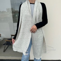 香奈儿新款 姑娘们出来炸街啦黑色系色调真的无敌经典了。不是俗气的漂白。就本色调,带点米的高级配色。~百分百纯山羊绒~规格35围巾,让人爱不释手,触感如云朵般柔软。如果你看到实物,就知道什么是让suo有围巾黯然失色,2024年妥妥的C位出道!接触皮肤软到心都化了,一点也不会扎!