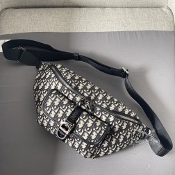 迪奥 这款 Dior 8 腰包是二零二五春季男装系列新品,时尚实用。采用米色和黑色 Oblique 印花面料等材质精心制作,正面翻盖口袋饰以Dior8搭扣。拉链隔层可收纳各种日常用品,搭配可调节的皮革系带,可系在腰部或斜挎。主体棉,科技面料,牛皮革里料棉,科技面料,牛皮革拉链主隔层内部插袋正面翻盖口袋搭 Dior 8 搭扣型号3007尺寸39-17-10.5可调节的Christian Dior标志尼龙提花肩带内部饰有 Dior压花标志内含防尘袋