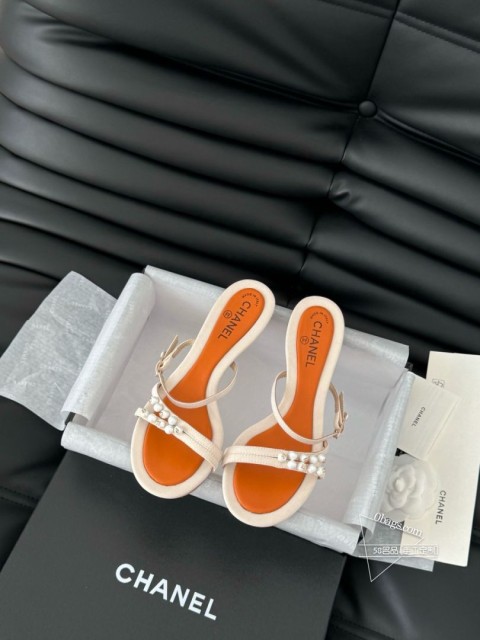 Chanel Vintage中古系列珍珠凉鞋简约而不简单的款，上脚特别显脚细。鞋面定制面，内里垫脚羊 489