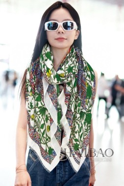  爱马仕羊绒长巾 【美洲豹与蜂鸟长巾】极力推荐款 重磅进口纯羊绒围巾，最好的羊绒纤维，没有一丝杂色，真正的奢侈品中的极品，质感显得更加奢华，手感棒极了 质感品质不想多做描述 只想说，能遇到就是幸运 尺寸：cm，%精选纯羊绒