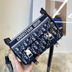 迪奥 小号邮差包手袋由玛丽亚·嘉茜娅·蔻丽(MariaGrazia Chiuri)在经典信使包的基础上精心设计,融入字母的标志性元素,打造休闲时尚的造型。这款小号手 袋通体饰以蓝色刺绣 Oblique 印花,搭配“CHRISTIANDI0R”标志翻盖和运动风格“CD”搭扣提升格调。精巧的款式,搭配可调节、可拆卸的肩带,可肩背或斜挎,是都市造型的理想良伴。正面饰以“CHRISTIAN DI0R”标志“CD”搭扣可拆卸、可调节的肩带尺寸:23158cm