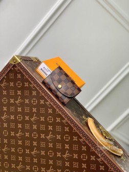 LV N64423 金扣啡格粉色多彩信封零钱包