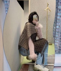 怒赞自留 家属福利，专柜同步在售，这个价格真的无敌超值！亲妈价格回馈~买到绝对值 Burberry非常正的男士围巾~面料大爱，非常柔软很Man的风格，上身效果无敌好看 大气简约，超级好看的男神配色，任何男生都会喜欢的款吧，有质感不张扬~尾单余一丢丢福利大家~ 经典男士的30cm宽羊绒围巾 男女通用款式，%羊绒，规格30cm搭配正装或者搭配休闲装都很合适~对折挂围或者绕圈围都完全可以，绅士有型~有温度的风度