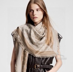 高端定制真心赞 驴家【L双色字母花纹】羊绒方巾，2024新款方巾Monogom图案成为背景，路易威登的经典元素拼色交织，巧妙教敬品牌，丝羊绒印花搭配手工卷边。强烈推荐手慢无 这个size不大不小特别好搭配，品质超级好 拿到手就会懂的高端品质，高端细节所见即所得 重磅巨献 VIP客户必入推荐 尺寸：cm %顶级丝羊绒