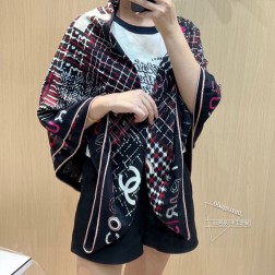  【高定版】 《CHANEL集～》黑彩色丝绒方巾 双面同色 Size：cm 精致手工卷边香奈儿23秋冬也是非常有看点，黑色暗花纹搭配经典粗花呢元素 低调及性价比之王 有被狠狠美住了 百搭随性 完全不挑人～