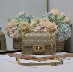 DIOR 小号 Dior Jolie 珍珠手提包「杏色」这款 Dior Jolie 手提包是二零二四春夏成衣系列新品,兼具优雅气质与实用功能。采用杏色牛皮革精心制作,饰以藤格纹缉面线,双重翻盖饰以 CD 标志提升格调,点缀以白色树脂珠饰,三隔层和拉链口袋可收纳各种日常用品,可与日常或晚装造型搭配。小号款式,搭配可拆卸手柄与可拆卸链条肩带,肩带由皮革带和 CD 标志链环组成,饰以白色树脂珠饰,可舒适手提、肩背或斜挎。正面饰以白色漆面铝质 CD 扣环搭配树脂珠饰双重翻盖开合3 个内部隔层搭配 1 个