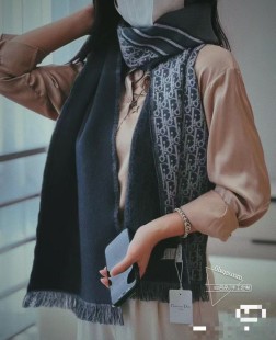 顶级品质细羊毛 ％DIOR（迪奥）最新款围巾，男女通用款，柜子上4500块，绝对盲买的款，女生围也好看，男女士的福利 超温柔洋气的双面设计！！】感觉这个比以往的设计都更显年轻更显温柔更气质有木有！！感觉她能与一万件上衣匹配在一起，双面围巾设计 反差感提花图案，实实在在的日常时髦款 33xcm的尺寸，超级无敌赞的任意玩转各种系法！！超级显瘦高级显时髦，主要还是设计好，特别显质感，加上这样的薄厚度适中上身可以很有型！是利用率相当高的一款围巾。%羊毛，规格，33xcm。