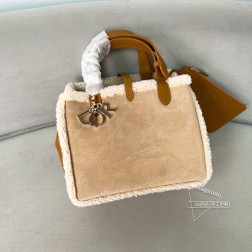 迪奥 新品首发2024冬季新品D.Toujours系列大号麂皮毛绒系列M9283采用进口油蜡皮精心打造休闲实用的设计别具一格超大藤格纹更显优雅高贵气质宽敞型内部设计搭配小袋满足各种收纳需求设有全皮系带开合字母旋钮式开合赋予包包造型格调提升全皮手柄精心设计可调节功能可手提或肩背功能性与艺术感完美演绎size:28.5-19-21.5cm