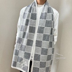 LV棋盘格羊毛针织 这款柔软的羊毛围巾运用精细的针织技术编织出经典的Damier图案，尤其适合赠礼，也是冬季保暖的理想配饰。柔和舒适的羊毛带来今季最温暖贴心呵护 最顶级的品质 羊绒线织出漂亮精致的纹理，大方实用，舒适保暖，顶级材质！非常完美！无论什么年龄段，拥有这款套装就拥有了一切你所希望拥有的气质与优雅品味！