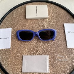 最新款Lin 系列 GENTLE MONSTER 2024 新款Collection太阳镜。镜框板材材质，搭配高清尼龙镜片。前框的平滑直线与边缘的柔和转角形成反差对比，在硬朗与优雅中达到巧妙平衡。镜腿前端镶嵌2024 Collection金属标识，构筑独特系列感。镜腿处金属元素装饰正面 .5mm, 镜脚 144.4mm宽度 54mm, 高度 36.2mm鼻梁 21mm秘特殊渠道货源秘㊣配图片2024最新白色独家全套包装(礼品袋+发票+外盒+内盒+眼镜布+磨砂镜腿袋)