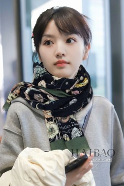 上新 迪奥羊绒长巾【D优雅玫瑰印花长巾】 抢 VIP推荐 下手一定要快【高端 大爱 顶级纯山羊绒 婴儿触感舒服到飞 女人尤物 货极少 四季都可以用 真心美的让人非常非常心动 上身效果简直美翻了 品质非常完美 整个围巾给人大牌气场的同时又非常精致秀丽 绝对值得入手的新款 实物一拿到就会庆幸自己是女人的绝美好货 值得品鉴 完美气质品味Ditails首选 VIP们 上 %顶级纯山羊绒