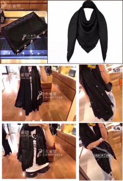 【 最牛版 精致重磅！！！细节感真心牛！】LV专柜限量金属老花饰扣，纯手工金线卷边披肩！！这个卷边超级费工时，熟练的老工人一天都只能做一两条条，一般的工人根本做不来！！没错，真的太重工了，实物你拿到手绝对赞叹！！！这款除了加分的锁边工艺，还有就是最灵魂的LV暗纹老花面料，这个市面上有很多鱼目混珠版本，老姐妹们记得擦亮眼睛，懂得人太懂了我就不多说了！！好的东西真的手感一模就能感受到！相信我，实物质感真的绝了，无敌好！！！这款真的无比推荐，一上身就疯狂喜欢！简约而百搭！专柜的最新限量系列~真的太好看