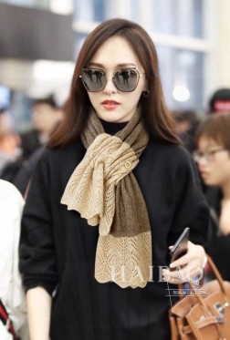 上新 Loro piana 独家牛货 【LP针织围脖】 多功能围脖想怎么围就怎么围,低调奢华,由于是出口韩国订单,每款数量才几十条,全部有授权有合同的好东西 一样材质.一样流水线.一样的工艺.全部今年流行色 采用%山羊绒.卖一条少一条的好货 且不用担心面料因为出口的原料固色度都是一级定期抽查...一等一好货