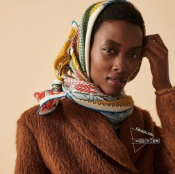 羊绒新款 买了都说好看 推荐 【盛装舞步双面同色羊绒】羊绒方巾，顶级工艺超值 爱马仕专柜爆款 立体呈现图案纹路实物档次极高 特殊工艺高端研发惊艳问世 特殊尖端工艺处理 受到白富美的喜欢 无论是品质 款式 价格都令大牌控的她们尖叫 超高性价比 绝对值得入手 尺寸：cmcm，70%羊绒+30%真丝