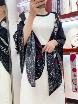 CHANEL 高奢定制款 无论在哪种场合，都能变得高雅有品，超有品味的单品 极品精英高手级别的时髦感！东西真的都是很考究，图案非常艳丽，在工艺上必定胜人一筹 这款看似简单工序很复杂！一般工厂做不出这样的款，这种工艺和配色一看就知道不是一般的大工厂的，非常非常喜欢这种高手级别的时髦感，有态度的时髦人一定会喜欢。年轻，时髦，自信，有态度cm 羊绒方巾