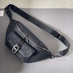 DIOR 这款Dior 8 腰包是迪奥二零二五春季新品,时尚实用。采用黑色Oblique 印花面料精心制作,正面搭配翻盖口袋,饰以Dior8 搭扣。拉链隔层可收纳各种日常用品,搭配可调节的皮革系带,可系在腰部或斜挎。型号3008尺寸39-17-10.5主体棉,科技面料,牛皮革里料棉,科技面料,牛皮革拉链主隔层内部插袋正面翻盖口袋搭配Dior 8 搭扣可调节的Christian Dior标志尼龙提花和牛皮革肩带内部饰有 Dior压花标志内含防尘袋