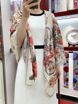 Dior最最新的专柜主打款【太阳与月亮 】 度假及日常都非常好搭配的款 订单私流 】一看到就想去度假 平时穿搭也非常好搭配，整个人看起来都会神采奕奕 好多不用多说，细节品质都看得清楚，绝对获赞的高规格品质 大方巾，70%羊绒+30%真丝