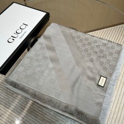 GUCCl 贝儿款～ 最值得入手的经典款#字母提花双色披肩 黑灰Size ：xcm 成份 ：80%羊毛 20%真丝双G图案深浅双色拼接、精致小拆须、面料厚薄适中尺寸舒适、搭配随心，经典成就一定有他被大爱的道理