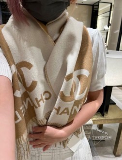 【高版本】CHANEL新《双面拼色提花》目测是大爆款！双面异色提花 两面完全相反的颜色及图案 设计真的非常走心 ，超大品牌LOGO与双C拼色点缀整条围巾 高级美 面料巨流弊。% 美丽奴初剪羊绒，作为羊毛界的天花板，半点不扎，温柔有质感 男生女士都可以入 百搭不挑人 必须自留 尺寸：18434CM