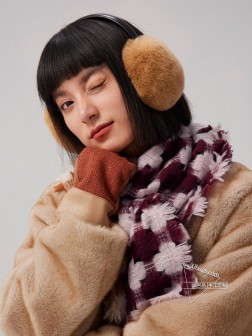 LP极品原单【LP四叶草镂空长巾】 高尖端产物 重磅呈现 ,绝无仅有 史无前例 %纯山羊绒 镂空提花 手感好到爆 绝对又是一款手慢无 工艺上采用的是进口支纯羊绒暗纹格子结合彩边点缀,非常显档次,低调中带着小奢华。%进口纯羊绒织就