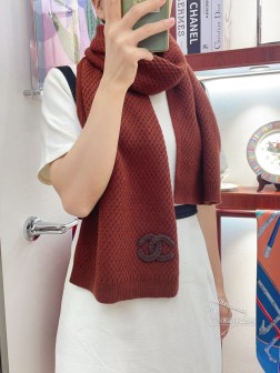 CHANEL羊绒长巾 顶级原单正品旷世绝美，CHANEL菱形针织羊绒围巾，顶级高端货 【绝对值得珍藏 】 香奈儿绝美百搭款 专柜限量哦 有钱都很难订到 顶级进口客供山羊绒针织围巾，整条围巾全部手工订制针织，品质上乘送人自用绝对高大上 独家实物拍摄！所见所得，超正 顶级好货不等人，特殊渠道货卖一个少一个 绝对的顶级好货，任何一个细节都是专柜的节奏 38 顶级进口客供山羊绒 重磅推荐