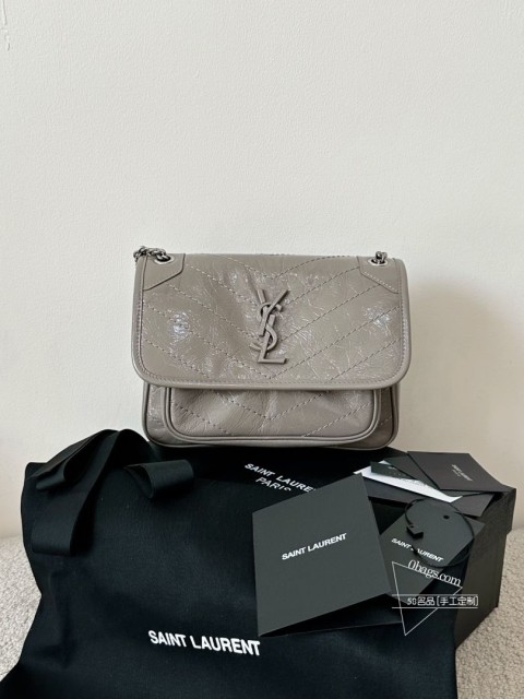 YSL niki 油蜡皮浅灰色(fog)小号 作为他们家的must have之一我们找到了专门做了10余年YSL的老师傅来做按他的话说,闭着眼睛都能做出来原厂皮,全钢五金,半金半银的烫金logo细节可以媲美市场上 1k的品质!这个包真的做得非常非常好!我们也和zp一样同步更新了两个D扣小耳朵听我一句,niki种草了就一定要买几乎每个买了niki的姐妹都会后悔买晚了!早买早享受咯~×16×7.5cm6160m