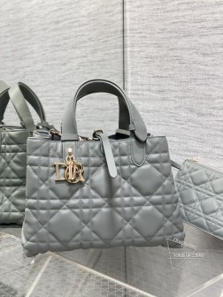 迪奥 带着 Toujours 去旅行,超大菱格的设计,搭配经典的字母配饰,摩登时尚感十足,包身结构十分柔软,小牛皮材质高级感满满,别具一格的扣饰扣合时侧面可折叠,容量非常nice,还贴心的配有一枚内袋,方便收納小物品哦size28.51921cm