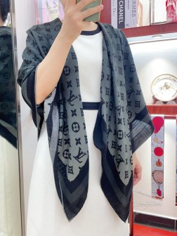  LV典雅高贵 婴儿般的柔软触感 同步专柜【渐变拼色LOGO】丝绒印花 巧妙利用驴家LOGO图案创造出醒目亮眼的观感，与多种造型完美搭配，拼色低调时髦有品味 奢华全新的经典单品，以混合多种产品标识的设计，羊绒材质极致柔软.奢华的触感。实物真心典雅高贵 高端品质高清呈现 cm，70%羊绒+30%丝