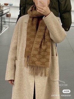 好品质 赛琳凯旋门经典老花羊绒围巾，大地色，深咖色，未来几个月肯定要 ，听买手说抢不到的节奏，已经有很多网红名媛明星都买了，等天冷一点肯定会刷爆各类社交平台了。这样的款真的要下手快，等冬天了那有钱专柜也很难买到了！真的闭着眼睛想想都会很好看的，复古时髦大牌老花风 高级感的设计 上身气质UpU规格37cm，%羊绒。