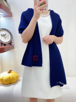  【Chanel · 香奈儿难得一见的针织单品，温柔配色，超级迷恋 气质低调恬静又不失优雅 】重点推荐 一秒心动啊！！！高级，奢华！永恒！不是那种过眼云烟的款式！！！最大化提升的衣品！Chanel今年新出的配色针织羊绒围巾，太好看了，会搭配的姐妹一定懂，这样的设计在秋冬季穿搭上很能提升造型气场 无可挑剔，无论完，美身材，气质，这种设计，是快速也是最大化提升衣品的利器 size：32cm，%顶级羊绒