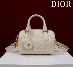 迪奥 Groove 20手袋波士顿手袋白色牛皮迷你让人无法抗拒的可爱简洁的包形复古又高级采用牛皮绣花精心制作精致之余时尚感也十足手提斜挎都可以自用轻便又方便携带日常使用容量也相当足够了size2013.512.5cm