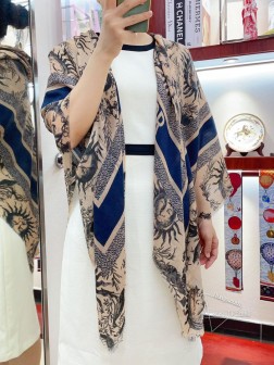 Dior最最新的专柜主打款【太阳与月亮】 度假及日常都非常好搭配的款 订单私流 】一看到就想去度假 平时穿搭也非常好搭配，整个人看起来都会神采奕奕 好多不用多说，细节品质都看得清楚，绝对获赞的高规格品质 大方巾，%羊绒款